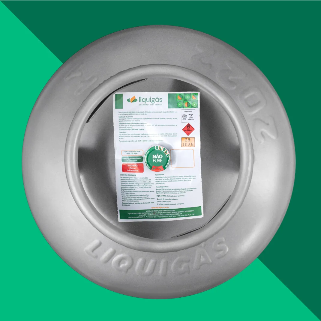 Entregador da Liquigás uniformizado, sorrindo ao lado de um botijão de gás.