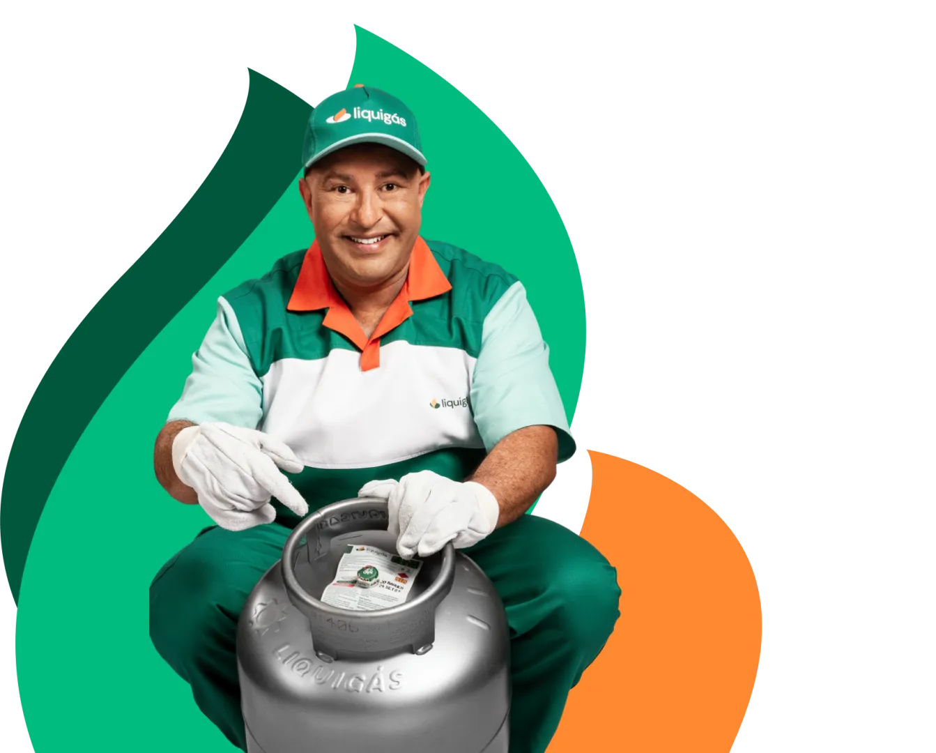 Entregador da Liquigás uniformizado, sorrindo ao lado de um botijão de gás.
