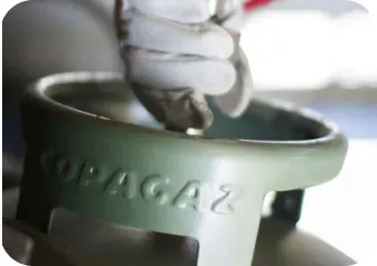 Profissional com uniforme revisando gás