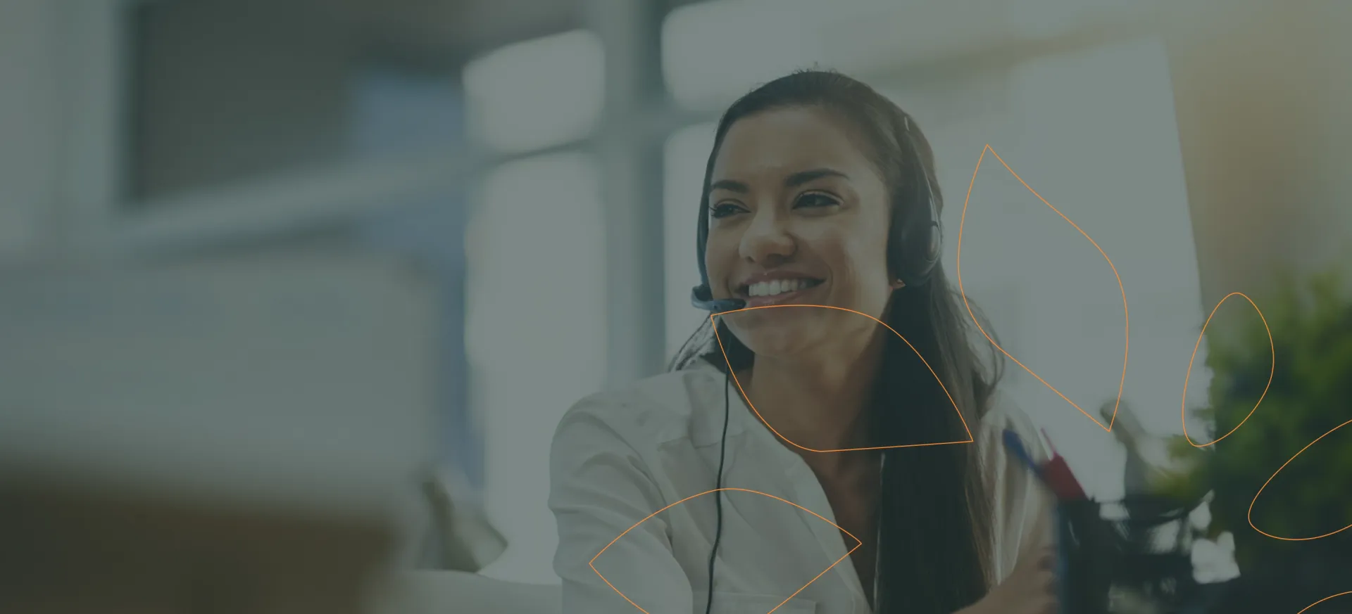 Mulher sorrindo enquanto trabalha com headset em um ambiente de escritório
