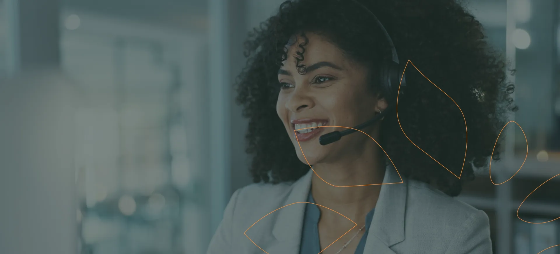 Mulher sorrindo enquanto trabalha com headset em um ambiente de escritório