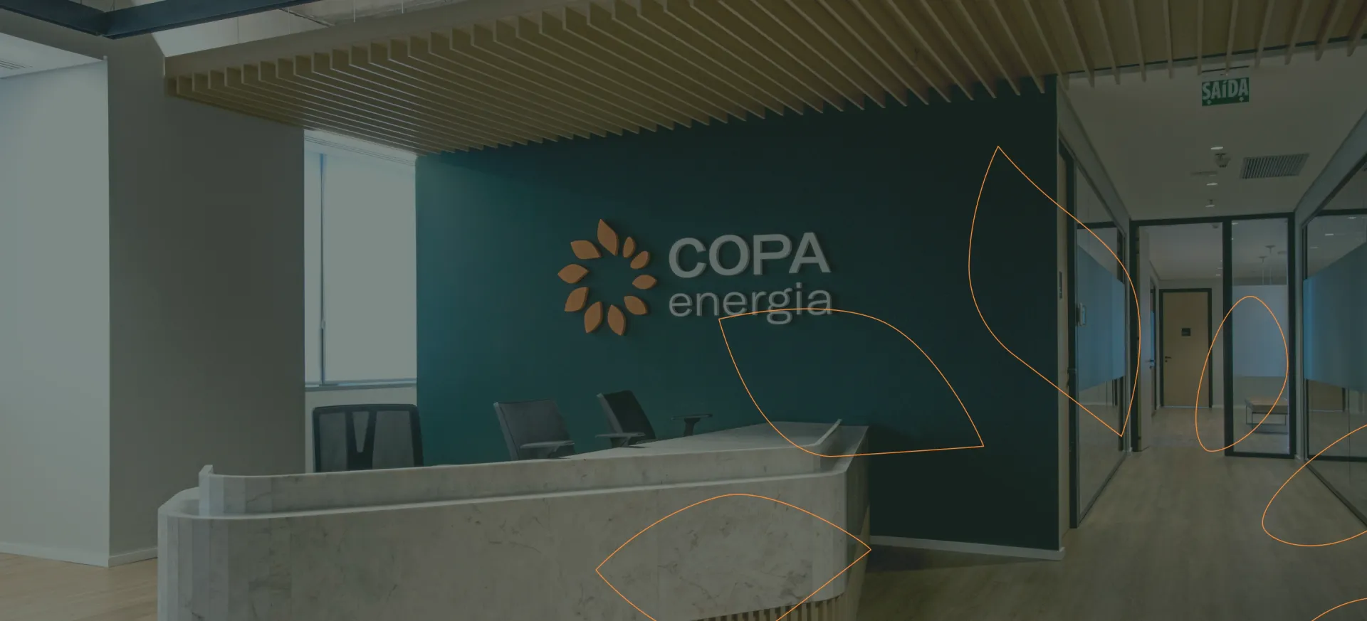 Recepção de escritório, uma bancada e algumas cadeiras. Ao fundo, uma parede verde com um grande logotipo Copa Energia