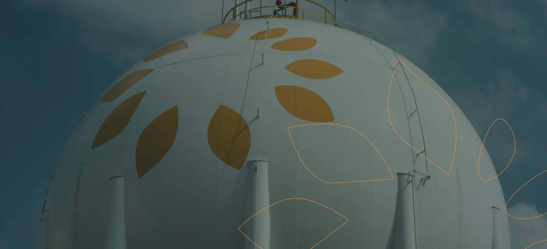 Tanque esférico de gás com logotipo da Copa Energia