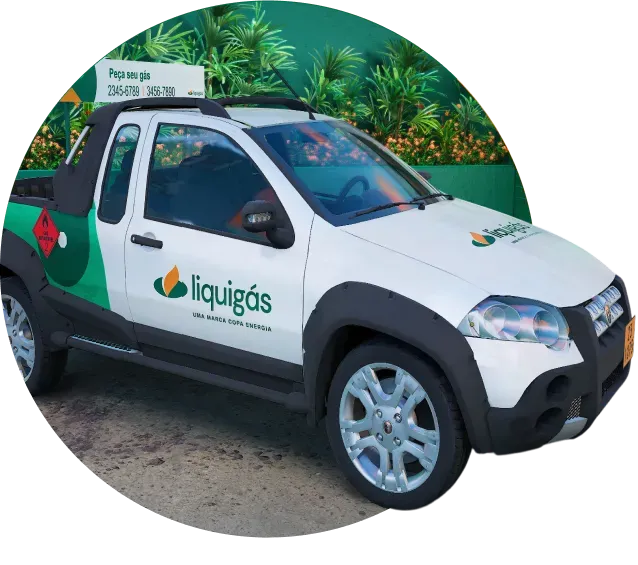 Entregador da Liquigás uniformizado, sorrindo e apresentando os serviços.