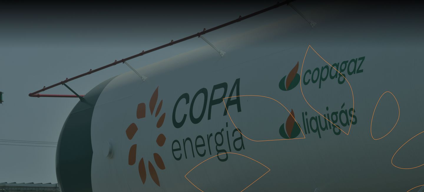 Tanque de gás ao ar livre, com as marcas Copa Energia, Copagaz e Liquigás impressas na estrutura