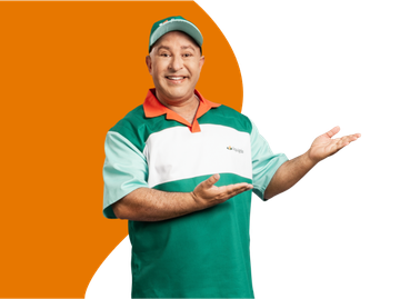Entregador da Liquigás uniformizado, sorrindo e apresentando os serviços.