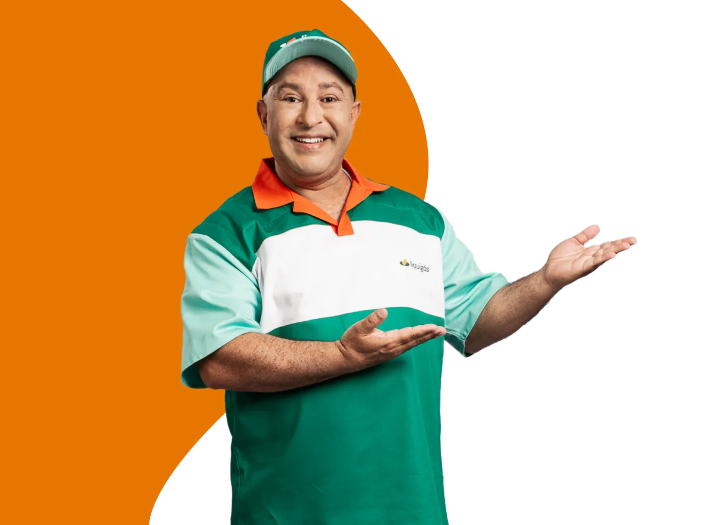 Entregador da Liquigás uniformizado, sorrindo e apresentando os serviços.