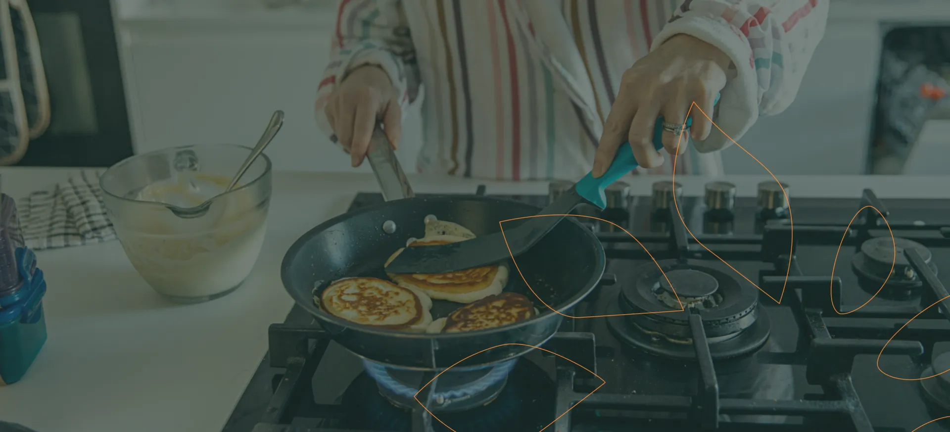 Pessoa cozinhando em uma frigideira sob um fogão a gás